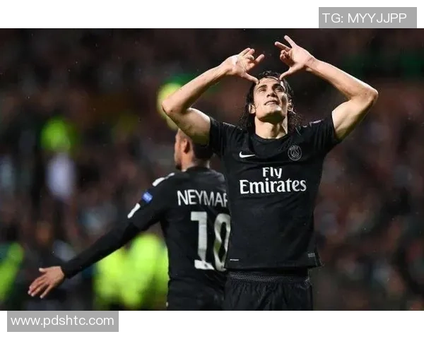 足球明星的光环下隐藏的俗气与浮华生活探讨